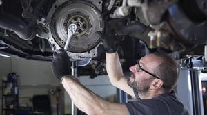 Mechaniker bei der Autoreparatur: „Keine sicherheitsrelevanten Teile“