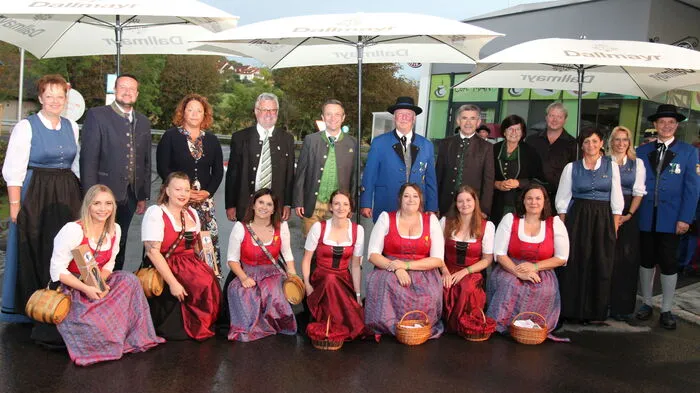Am Dorfplatz wurden die Musikkapellen empfangen.
