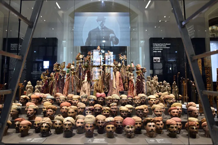 Das Herzstück des Weltmuseums findet sich jedoch im Mezzanin: In der 2.500 Quadratmeter umfassenden ständigen Schausammlung sollen in 14 Sälen "viele kleine Erzählungen" einen Einblick nicht nur in die Sammlung selbst, ...