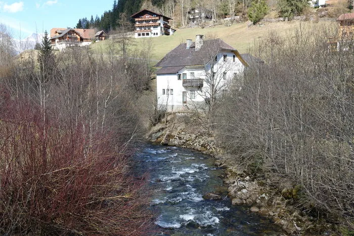 Der alte Gasthof Pruggerer wurde 2016 von Marcus Kapsch erworben, dort ist ein Wasserkraftprojekt geplant