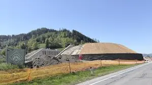 Seit August 2025 wird an der Bahnübergangsbrücke im Bereich Foirach-West in Niklasdorf gebaut