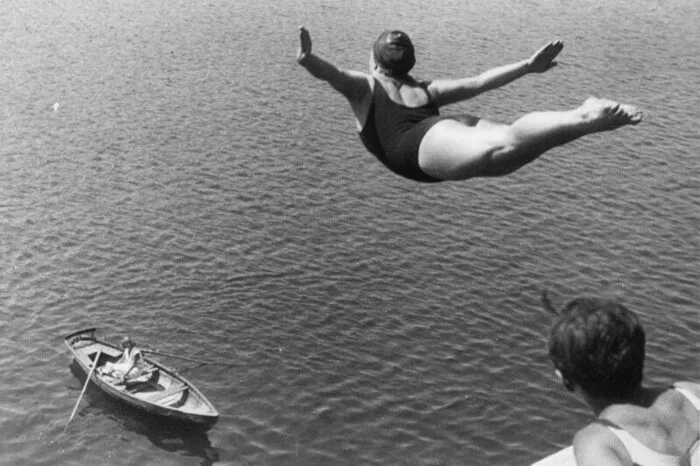 Europameisterin Mädy Epply mit formvollendeter Schwalbe von der Zehner-Plattform im Jahre 1935.