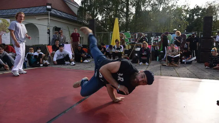 Die Klagenfurter Szene breakt:-) Beim Tanzwettbewerb der Breaker Szene, dem Break To The Woods, tanzten Jugendliche am Samstag rund ums Klagenfurter Europahaus neben dem Goethepark. Erstmals gab es kleine von Stoffband vor Ort hergestellte Erinnerungen in Form von live bedruckten Shirts, Covid-Masken und Taschen und einen Plastikrecycling-Workshop. Der Mittagstisch stellte das Streetfood. Die Veranstalter, der Urban Playground, sucht übrigens nach wie vor nach einer Location, zur Pflege urbanen Lifestyles mit der Möglichkeit, das Tanzen zu trainieren.  