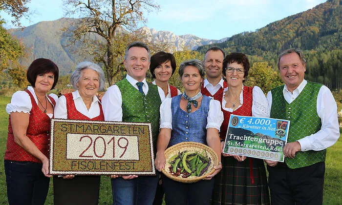 Obfrau Elisabeth Wutte (2. v. r.) mit Mitgliedern der Trachtengruppe