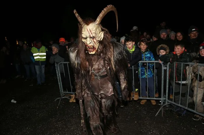 Krampuslauf am Parkplatz der Bergbahnen Dreiländereck in Arnoldstein