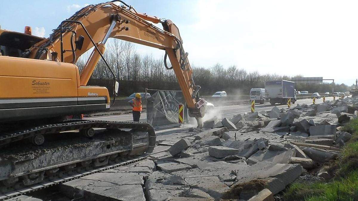 Betondecke wird aufgebrochen.