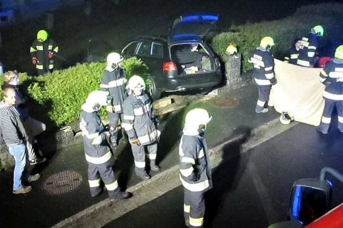 Durch die Wucht des Aufpralls wurde das Fahrzeug auf die Straße zurück geschleudert und durchschlug eine weitere Zaunmauer.