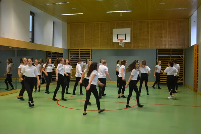 ... und einer Hip-Hop-Tanzeinlage der vierten Klasse einen Einblick in ihre musikalischen Aktivitäten.