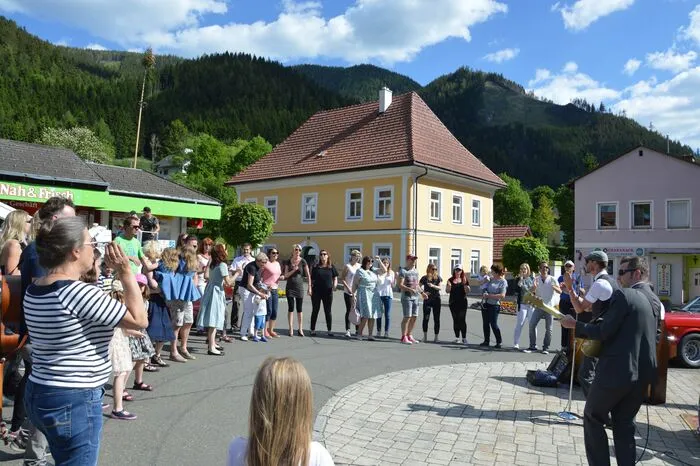 Zahlreiche Zuschauerinnen und Zuschauer versammelten sich, um die Band bei dem Dreh ihres ersten Musikvideos zu unterstützen.