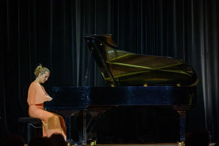 Ein Konzert der Pianistin Clara Sophia Murnig rundete den Abend musikalisch ab. Sie gastierte bereits in der Londoner Royal Albert Hall und begeisterte am Klavier mit Stücken von Chopin und Beethoven.