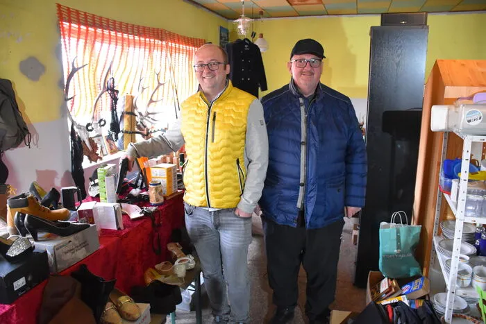 Von der Vielfalt der angebotenen Artikel überzeugten sich auch die „Hausherren“ Adi und Ludwig Gojer (von rechts nach links)
