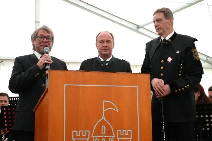  Die Segnung führte Pfarrer Heimo Schäfmann (links) durch. 