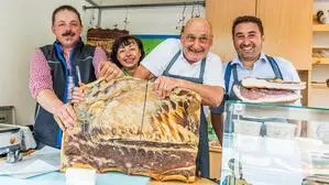 Am Stand von Helmut Bock, Heidi und Gerhard Aneter sowie Martin Oberjörg von „Mimis Hofladen“ gibt es zum Speck eine ordentliche Portion gute Laune 