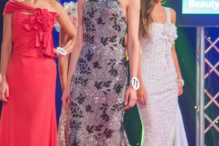 ... dann in eleganten Couture-Kleidern von La Hong (der auch selbst anwesend war) ...