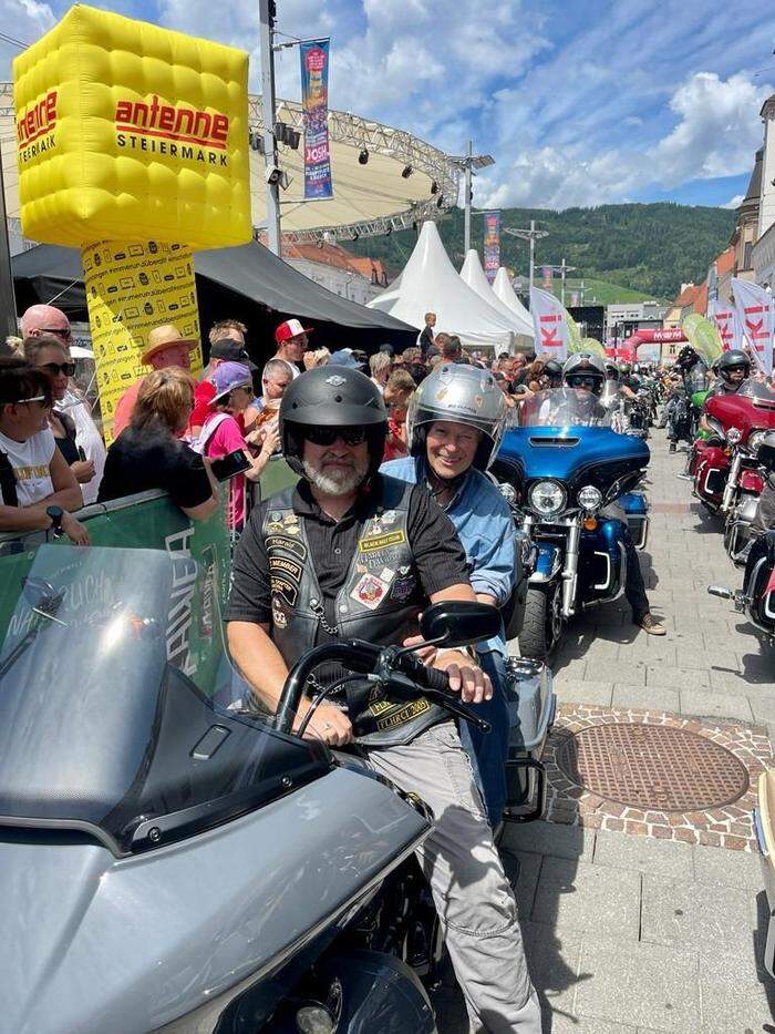 Für die 79-jährige Franziska Papouschek erfüllte sich ein Traum – sie fuhr auf einer Harley mit