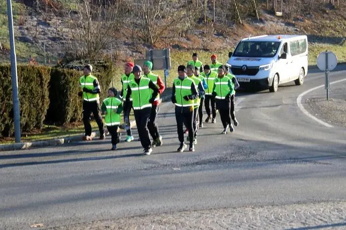 Knapp 20 Stunden waren die rund 15 Läuferinnen und Läufer auf der 140 Kilometer langen Strecke unterwegs, „leider mussten einige Läufer kurzfristig wegen Krankheit absagen,“ erzähltGert. Bereits um halb acht Uhr am Sonntag kehrte die Gruppe im Gasthaus Müller in Afling (Gemeinde Bärnbach) zur Stärkung mit Tee und Keksen ein, ehe sie vor dem Weiterlaufen den Segen von Bärnbachs Pfarrer Winfried Lembacher erhielt. 