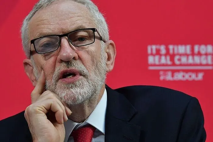 Der Labour-Chef will den Brexit vor allem aus dem Weg haben, um seine sozialpolitische Agenda durchzubringen. Er hat vor, sein eigenes Austrittsabkommen auszuhandeln und strebt dabei eine sehr viel engere Beziehung an die EU an als Johnson. Danach sollen die Briten in einer zweiten Volksabstimmung zwischen einem Brexit zu diesen Bedingungen und dem Verbleib in der EU wählen. Alles soll in nur sechs Monaten über die Bühne gehen. Corbyn plant, große Teile der Grundversorgung - beispielsweise Energie- und Wassernetze sowie Post und Eisenbahn - wieder unter staatliche Kontrolle zu bringen.