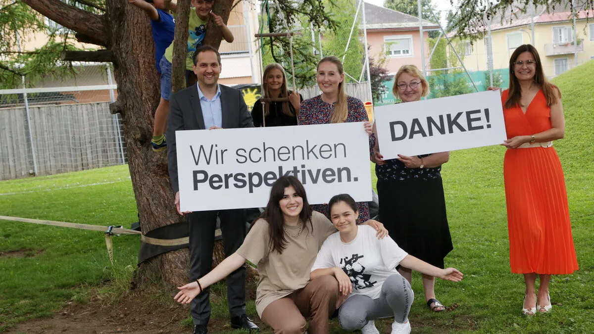 Wolfgang Granig (li) und Silvie Aigner (2. v. li) von der APP Steuerberatung besuchten mit Roberta Striedinger (re) von der Caritas Kinder und Jugendliche des Lerncafés und Leiterin Zsuzsanna Eröss-Pilz.             