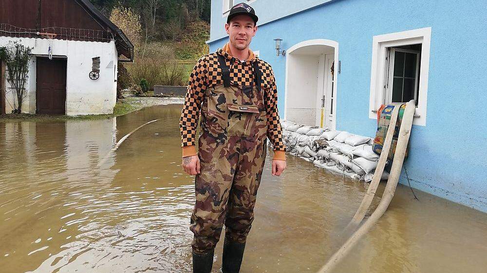 Benjamin Sabitzer aus Straßburg vor seinem überschwemmten Haus