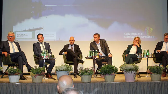 Gemeindebundpräsident Alfred Riedl, Landwirtschaftsminister Norbert Totschnig, Arbeitsmininster Martin Kocher, Moderator Meinrad Knapp, Umweltministerin Leonore Gewessler, Bildungsminister Martin Polaschek