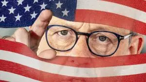 Bundeskanzler Friedrich Merz blickt gespannt durch eine US-Flagge, vor seinem Treffen mit US-Präsident Trump, Symbolfoto, Juni 2025 USA, Juni 2025, Bundeskanzler Friedrich Merz vor seinem Treffen mit US-Präsident Donald Trump, Symbolfoto Merz schaut gespannt zwischen den Streifen der US-Flagge hindurch, Antrittsbesuch im Weißen Haus am Donnerstag, deutsch-amerikanische Beziehungen haben sich unter Trump verschlechtert, Politik, Politiker, Fotomontage, *** German Chancellor Friedrich Merz looks tensely through a US flag, before his meeting with US President Trump, symbolic photo, June 2025 USA, June 2025, German Chancellor Friedrich Merz before his meeting with US President Donald Trump, symbolic photo Merz looks tensely between the strip