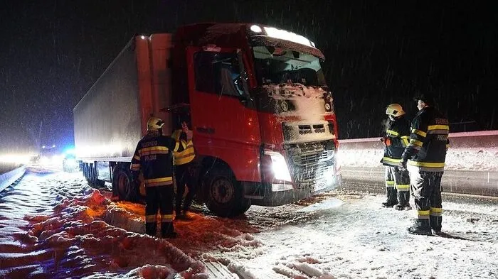 Auf der A2 zwischen Aspang und Pinggau blieben rund 20 Lkws hängen...
