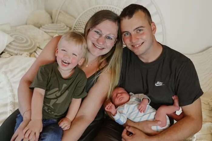 Einzelkind war gestern: Seit dem 30. Mai hat Felix (2) eine neue Rolle im Leben übernommen, er ist nun der große Bruder von Elias. Mit 3430 Gramm und 53 Zentimetern begrüßten Bianca Flacher und Alexander Pucher ihren jüngsten Sprössling. Ausgiebig gekuschelt wird zuhause in Thörl.
