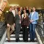 Ein Gruppenfoto. Mehrere Frauen und Männer stehen auf einer Treppe für ein Foto parat. | WK-Obmann Walter Sabitzer, Direktor Hannes Scherzer und Bürgermeister Walter Zemrosser (links, von unten) mit Vertretern und Vertreterinnen der Wirtschaft