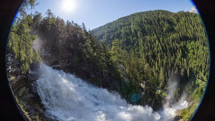 Dramatisches Naturschauspiel: Schneeschmelze und lokale Gewitter sorgen für hohe Pegelstände in Tirol. Durch die enormen Wassermengen kommt es derzeit aber auch zu einem Naturspektakel, wie hier beim Stuiebenfall in Umhausen.