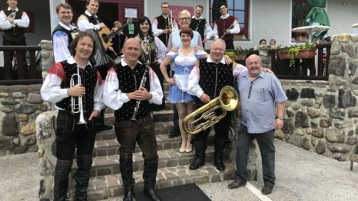 Mit der Alpski Blasmusik wurde an der Weinstraße gedreht - rechts im Bild: Karl Christandl
