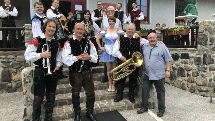 Mit der Alpski Blasmusik wurde an der Weinstraße gedreht - rechts im Bild: Karl Christandl