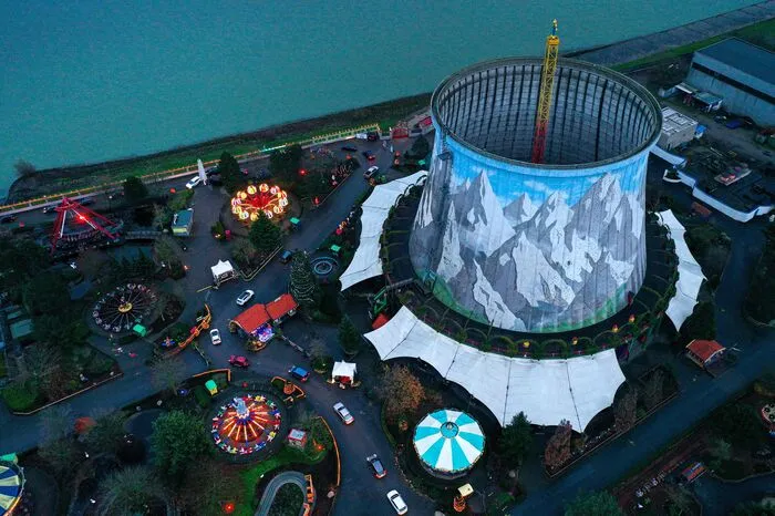 Später wurde das ehemalige Atomkraftwerk aufgekauft und ein Freizeitpark, bekannt unter Wunderland Kalkar, auf dem Gebiet errichtet.