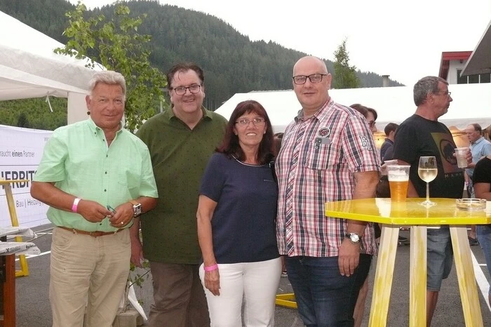 Auch Bürgermeister Thomas Heim (Zweiter von links) freute sich, dass wieder aufgespielt werden kann.