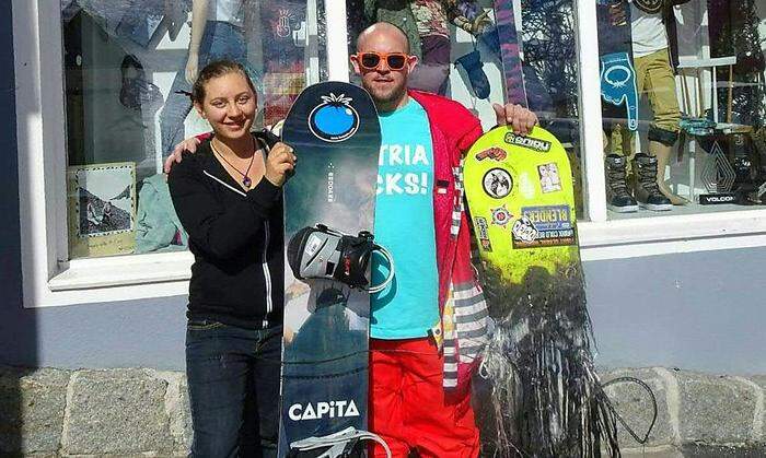 Eine Mitarbeiterin und der US-Amerikaner mit den Snowboards.