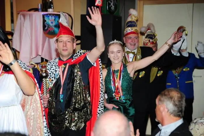 Das Prinzenpaar, Siegfried I. und ihre Lieblichkeit, Isabel I., konnten auch Narrenabordnungen aus der näheren und ferneren Umgebung begrüße.