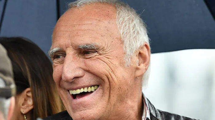 Dietrich Mateschitz hat Red Bull von einem kleinen thailändischen Getränkehersteller zu einer Weltmarke aufgebaut. Da Red Bull nicht an der Börse ist, wird sein Vermögen errechnet, in dem man Red Bull mit Konzernen wie Coca Cola oder Pepsi vergleicht. Dadurch beträgt sein Vermögen 18,5 Milliarden Euro.