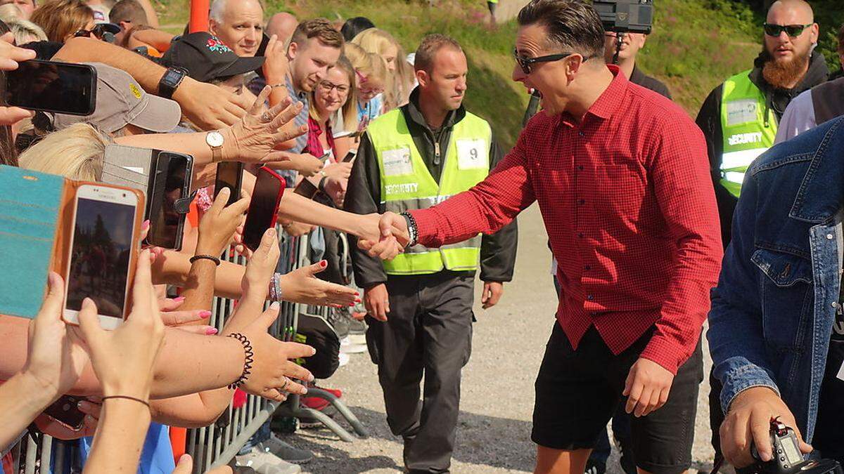 Eingefleischte Fans waren bereits vor der ersten Gondel auf die Hochwurzen gewandert 