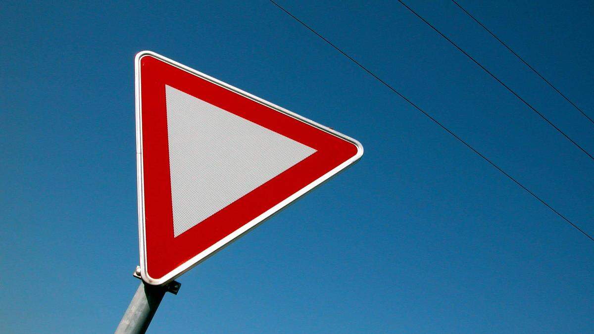 Das „Vorrang-geben“ Schild dürfte der 43-Jährige aus dem Bezirk Weiz übersehen haben | Das „Vorrang-geben“ Schild dürfte der 43-Jährige aus dem Bezirk Weiz übersehen haben