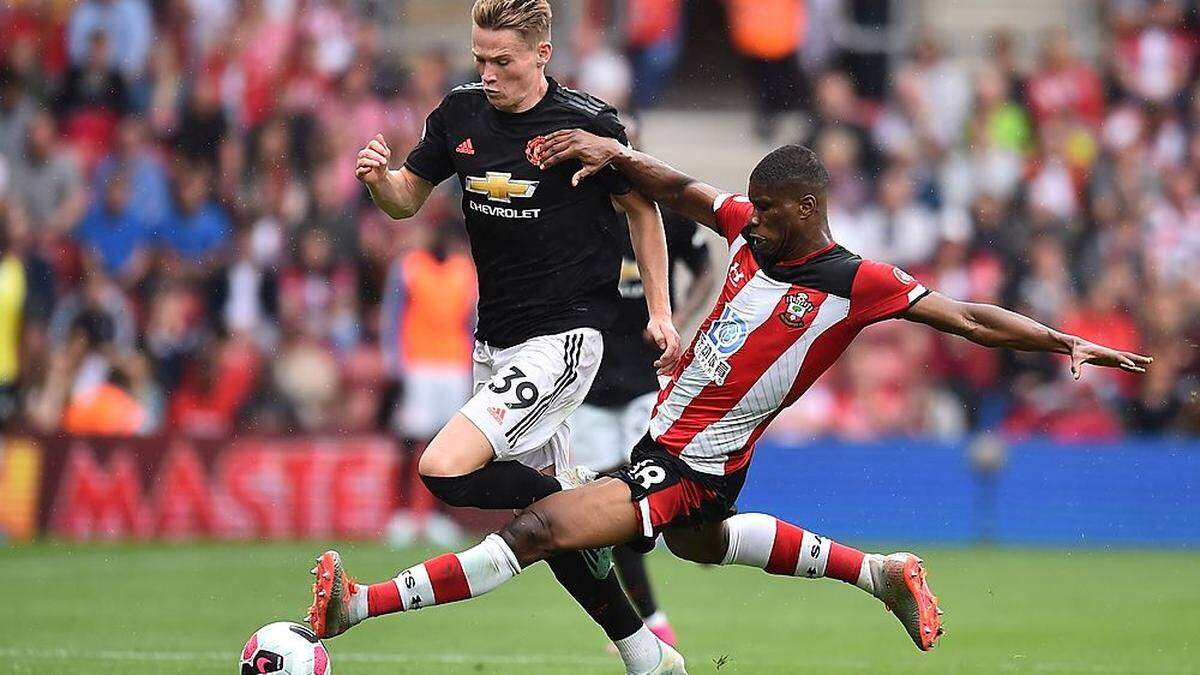 Nach diesem Foul an Scott McTominay musste  Kevin Danso vom Platz