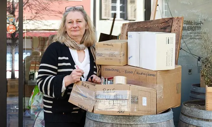 Alexandra Urso-Tabernig betont, dass es wichtig sei, die Pakete ordentlich zu verpacken und thematisch zu beschriften
