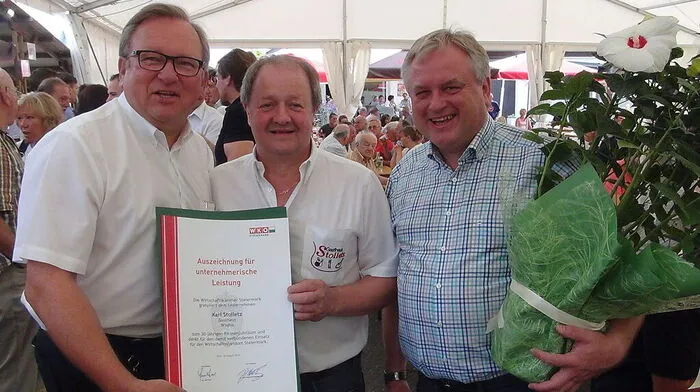 Vor zwei Monaten wurde Gastwirt Karl Stolletz (Mitte) von der Wirtschaftskammer geehrt. Jetzt musste er Konkurs anmelden