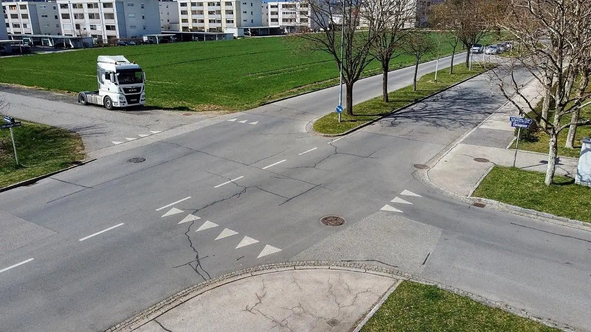 Machen Haifischzähne diesen Kreuzungsbereich in Klagenfurt (Welzenegger Straße/ Nanninggasse) tatsächlich sicherer?