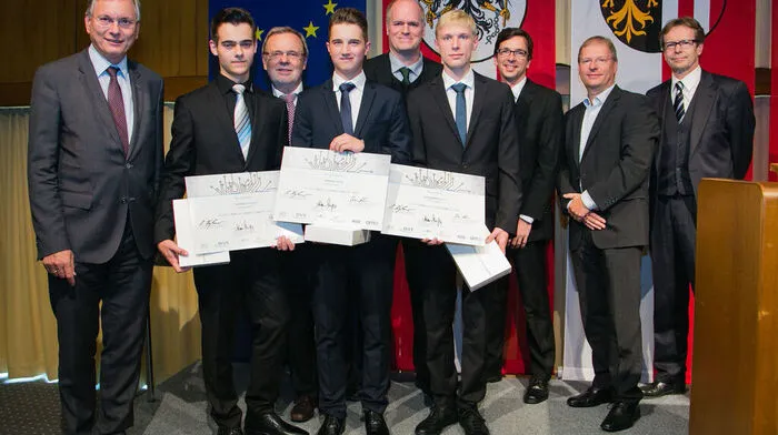Bundesminister Alois Stöger ehrte Thomas Schwar, Manuel Pölzl und Alexander Ferk (erste Reihe von links)