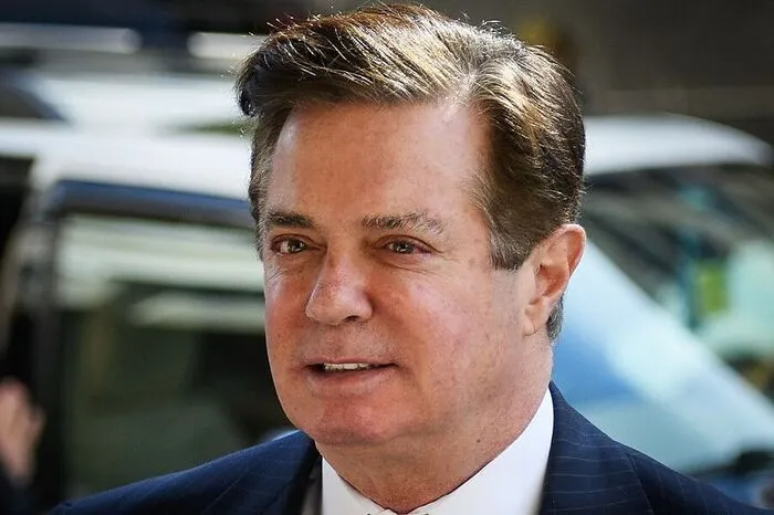 Kein Politiker, aber in deren Umfeld geriet der US-Politikberater und Lobbyist Paul Manafort in Konflikt mit dem Gesetz. Im August 2018 wurde der ehemalige Wahlkampfmanager Donald Trumps wegen Steuerhinterziehung und Bankbetrug zu einer mehrjährigen Haftstrafe verurteilt. Kurz vor dem Ende seiner Amtszeit hat der abgewählte US-Präsident Donald Trump ihn und weitere frühere Weggefährten begnadigt.