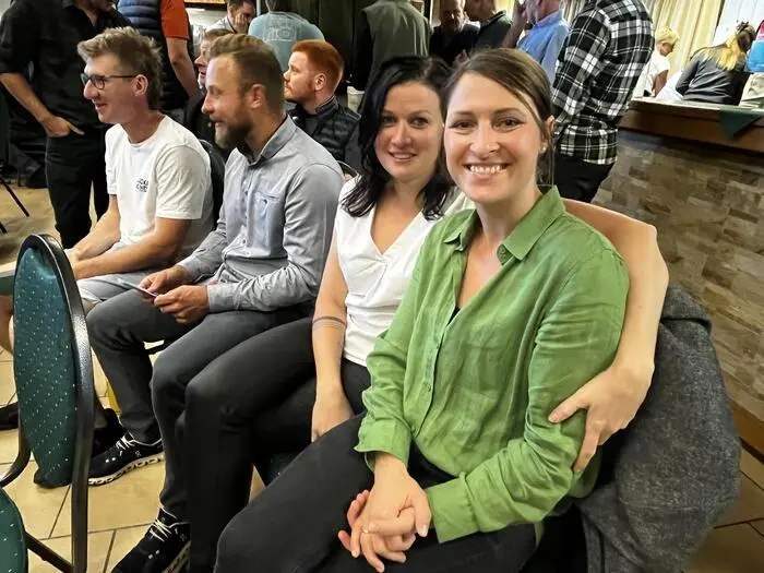 Im Vorfeld gute Stimmung: Die Milchbäuerinnen Antonia Krenn und Magdalena Leitner aus Eppenstein