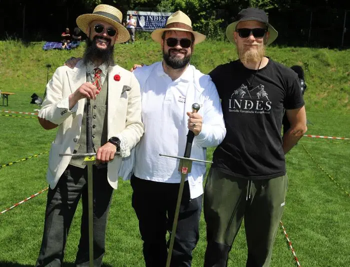 Am Foto von links: Marcel Dorfer (Obmann Klagenfurt), Gregor Lnz (Präsident des österreichischen Fachverband Historischer Fechter) und Ingulf Popp-Kohlweiss (Obmann Himmelberg).