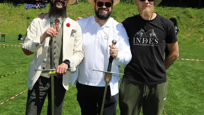 Am Foto von links: Marcel Dorfer (Obmann Klagenfurt), Gregor Lnz (Präsident des österreichischen Fachverband Historischer Fechter) und Ingulf Popp-Kohlweiss (Obmann Himmelberg).