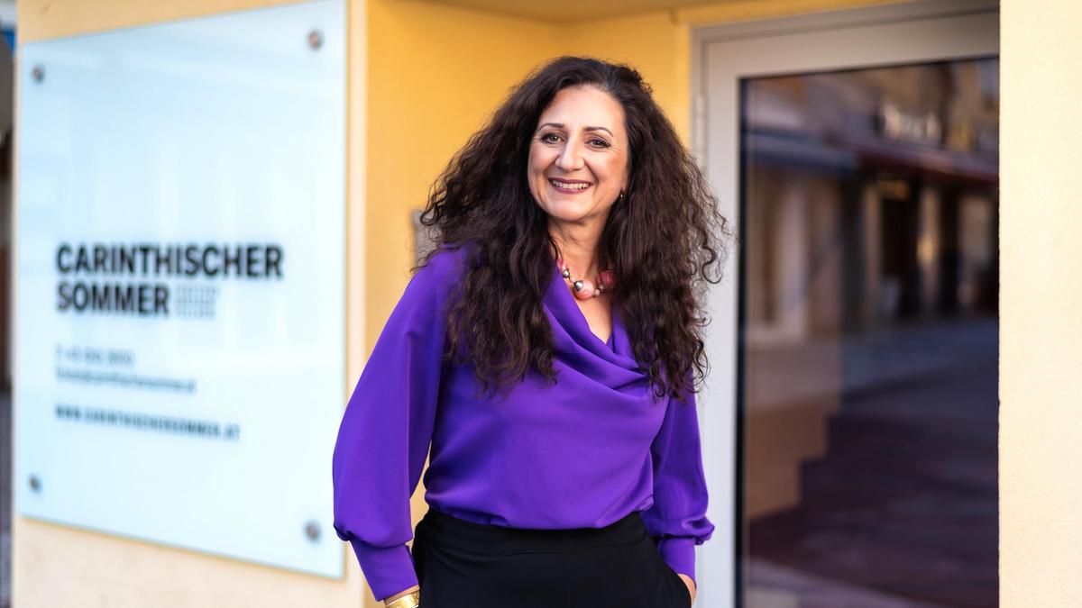 Nadja Kayali vor dem Büro des Carinthischen Sommers in Ossiach