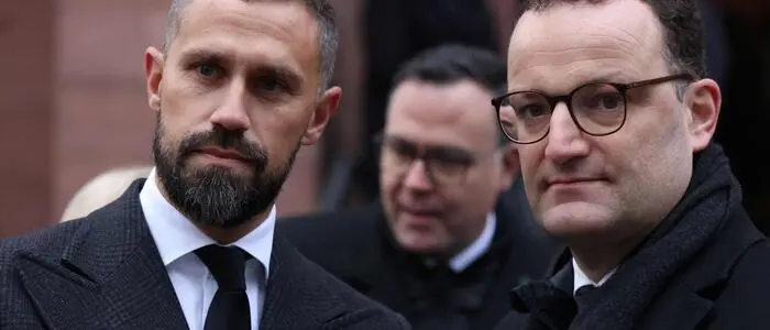 Jens Spahn (rechts) und sein Ehemann Daniel Funke sind durch Leihmutterschaft Eltern geworden