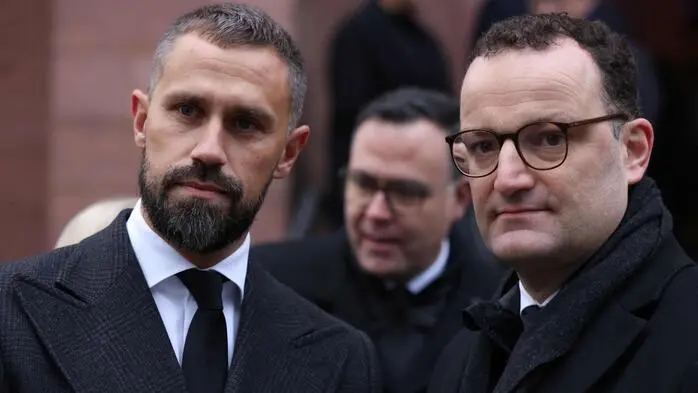 Jens Spahn (rechts) und sein Ehemann Daniel Funke sind durch Leihmutterschaft Eltern geworden